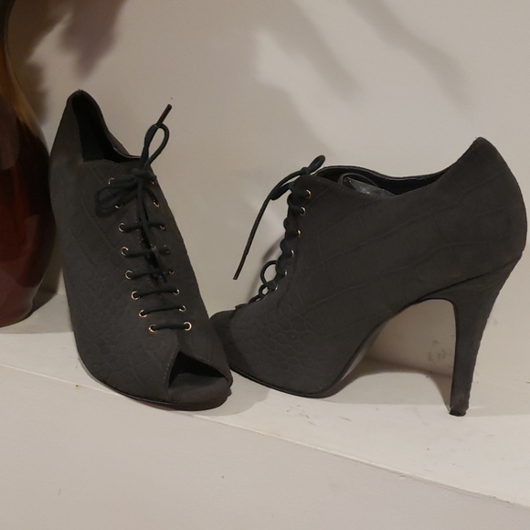 Colin Stewart Grey Stiletto Booties Size 9 - Picture 2 of 6